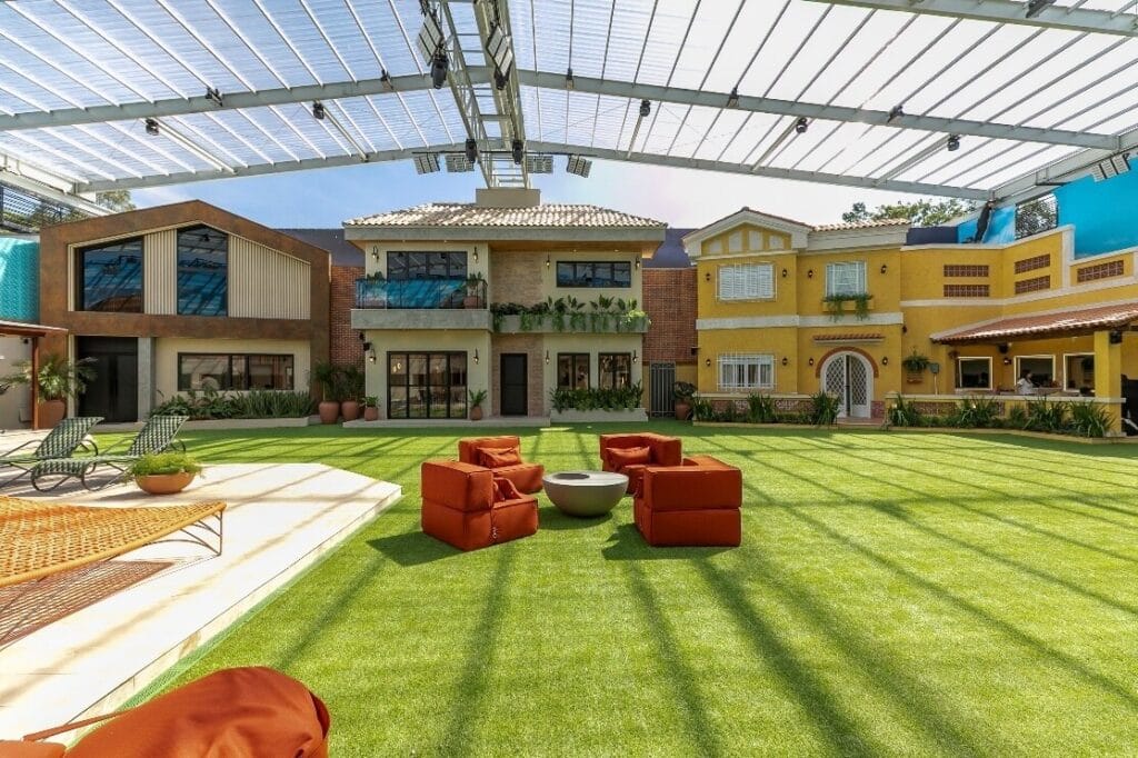 Vista aérea das três casas do reality Casa do Patrão: Patrão, Trampo e Convivência