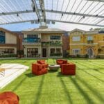 Vista aérea das três casas do reality Casa do Patrão: Patrão, Trampo e Convivência