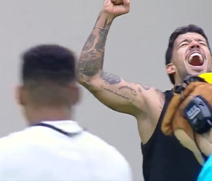 Luis Fellipe Alvim comemora a vitória na primeira Prova do Patrão na estreia do reality