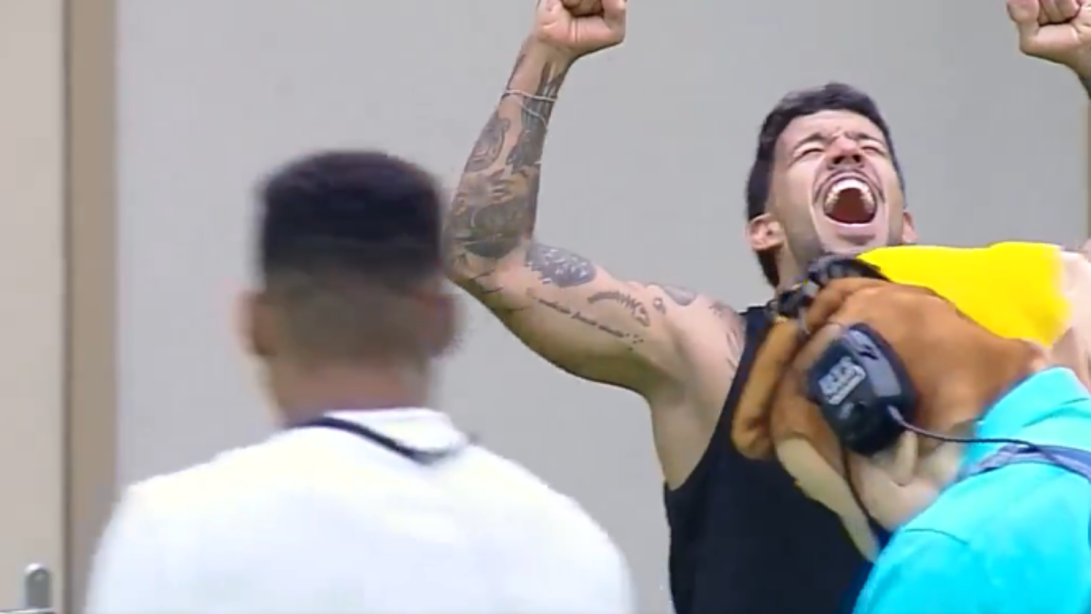 Luis Fellipe Alvim comemora a vitória na primeira Prova do Patrão na estreia do reality