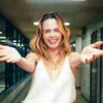 Ana Paula Renault sorrindo de braços abertos após vencer o BBB 26