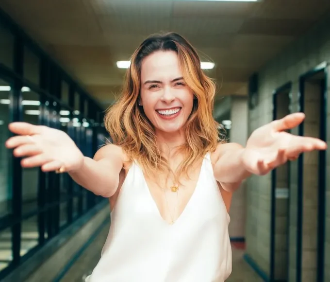 Ana Paula Renault sorrindo de braços abertos após vencer o BBB 26