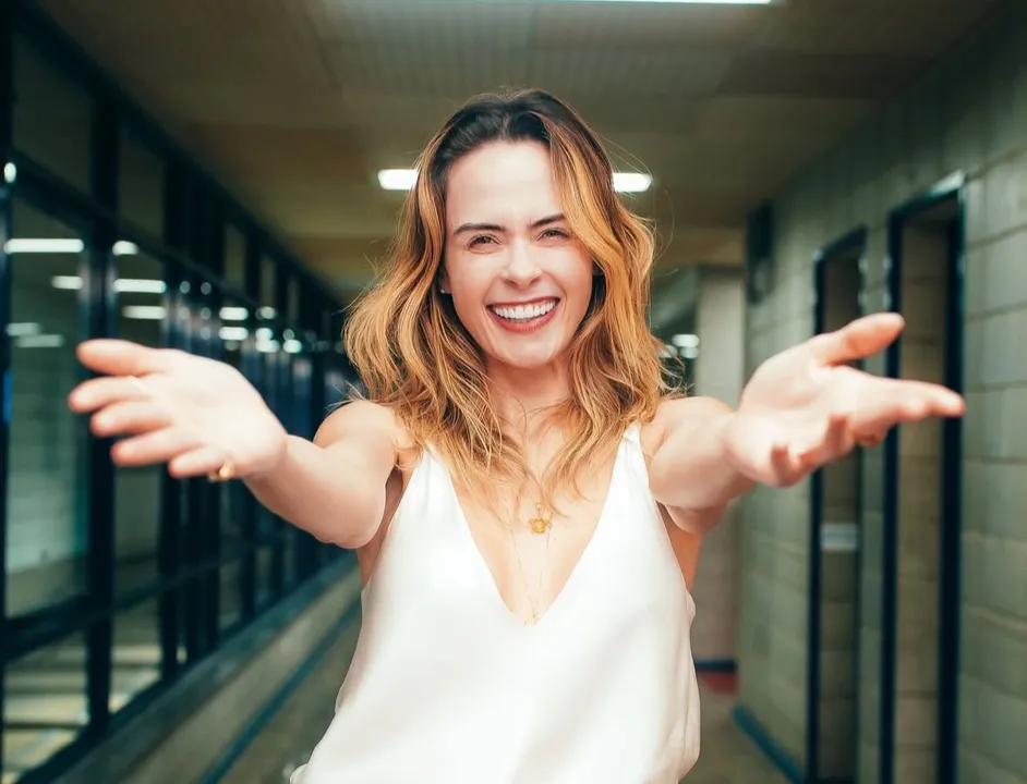 Ana Paula Renault sorrindo de braços abertos após vencer o BBB 26