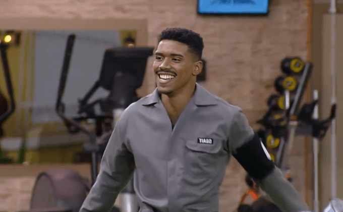 Thiago Monteiro sorrindo após vencer prova do Poder do Voto na Casa do Patrão