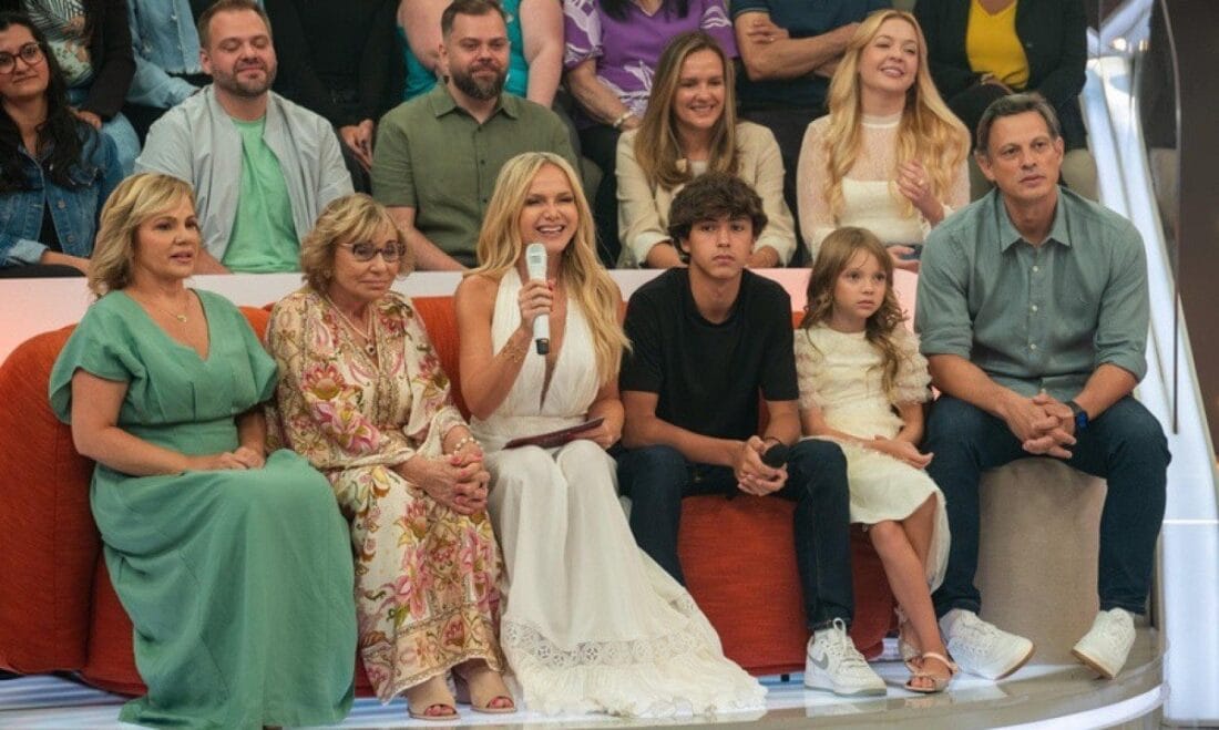 Eliana com a família no sofá da estreia de Em Família com Eliana na TV Globo