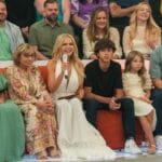 Eliana com a família no sofá da estreia de Em Família com Eliana na TV Globo