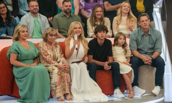 Eliana com a família no sofá da estreia de Em Família com Eliana na TV Globo