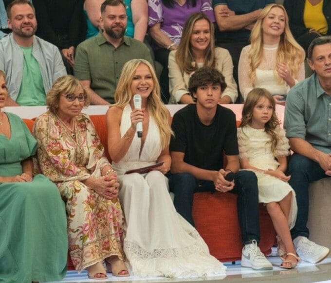 Eliana com a família no sofá da estreia de Em Família com Eliana na TV Globo
