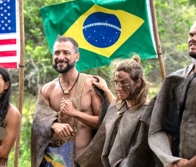 Rene Murad e Marina Fukushima em frente a bandeira do Brasil em Largados e Pelados Campeoes do Mundo