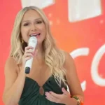 Eliana apresenta o talent show Em Família com Eliana nas tardes de domingo na Globo
