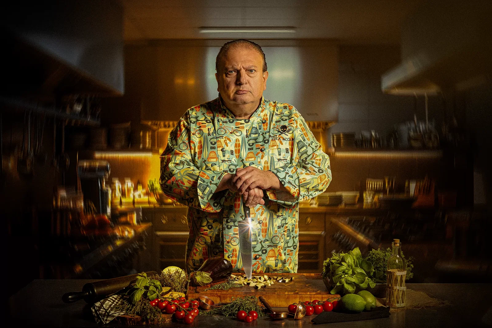 Erick Jacquin posando com faca em tábua na arte oficial da 5a temporada de Pesadelo na Cozinha
