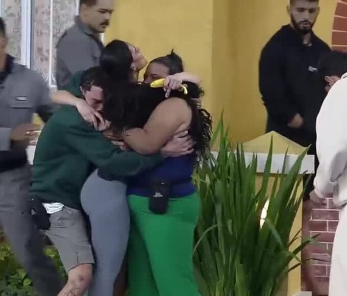 Morena comemora a vitoria na Prova do Patrao da Casa do Patrao com abracos dos aliados