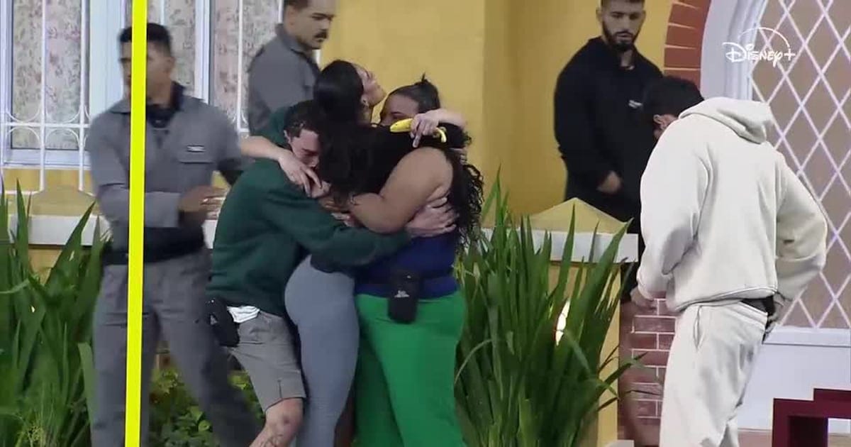 Morena comemora a vitoria na Prova do Patrao da Casa do Patrao com abracos dos aliados