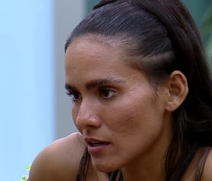 Morena, nova patroa da Casa do Patrao, em momento de reflexao na semana 2 do confinamento