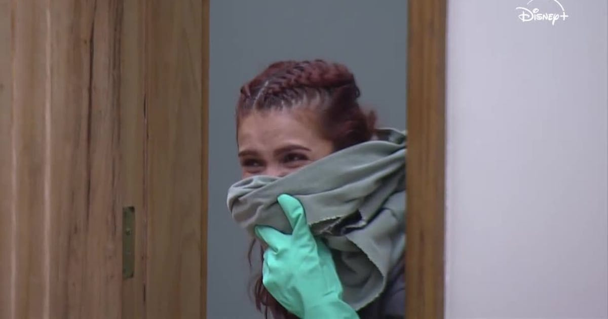 Marina, finalista da Prova do Patrão, aparece com luvas de borracha verde tentando desentupir a privada do banheiro do Trampo na Casa do Patrão