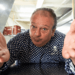 Erick Jacquin com avental amarelo na 5ª temporada de Pesadelo na Cozinha da Band