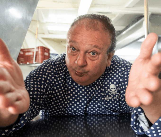 Erick Jacquin com avental amarelo na 5ª temporada de Pesadelo na Cozinha da Band