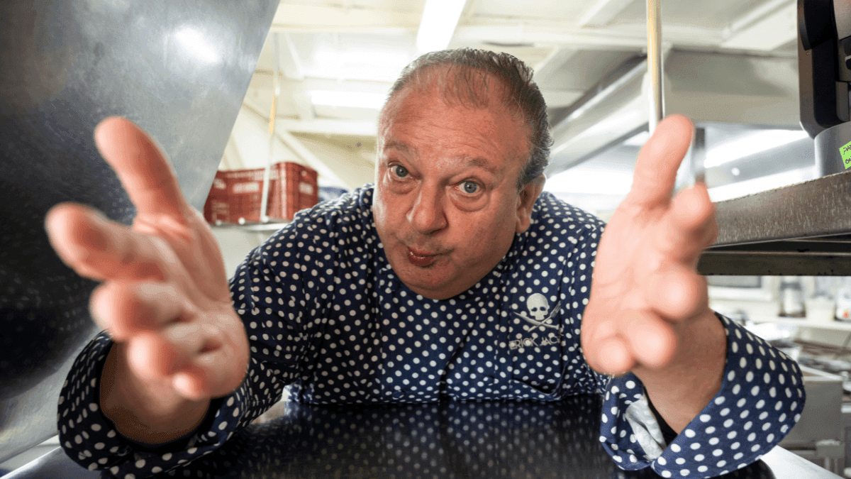 Erick Jacquin com avental amarelo na 5ª temporada de Pesadelo na Cozinha da Band