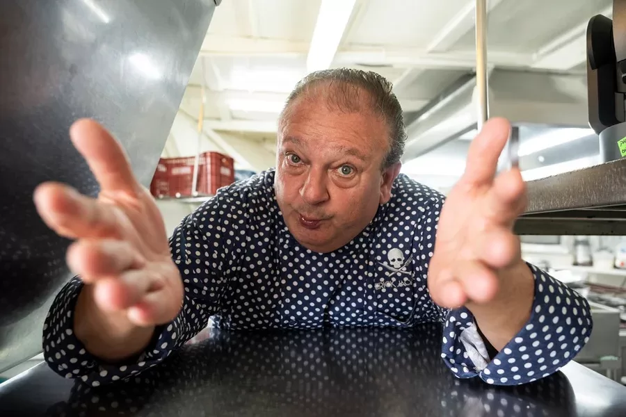 Erick Jacquin gesticula numa cozinha de restaurante em cena de Pesadelo na Cozinha
